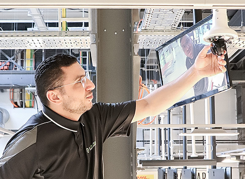 Techniker installiert Viedeoüberwachung