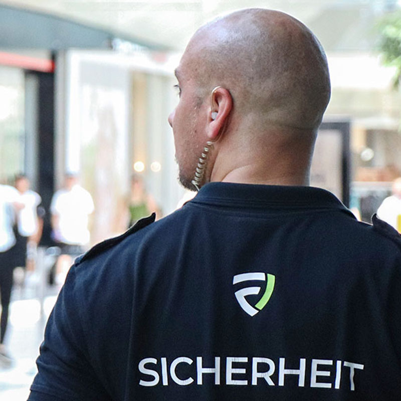Mall-Guard überwacht im Shoppingcenter