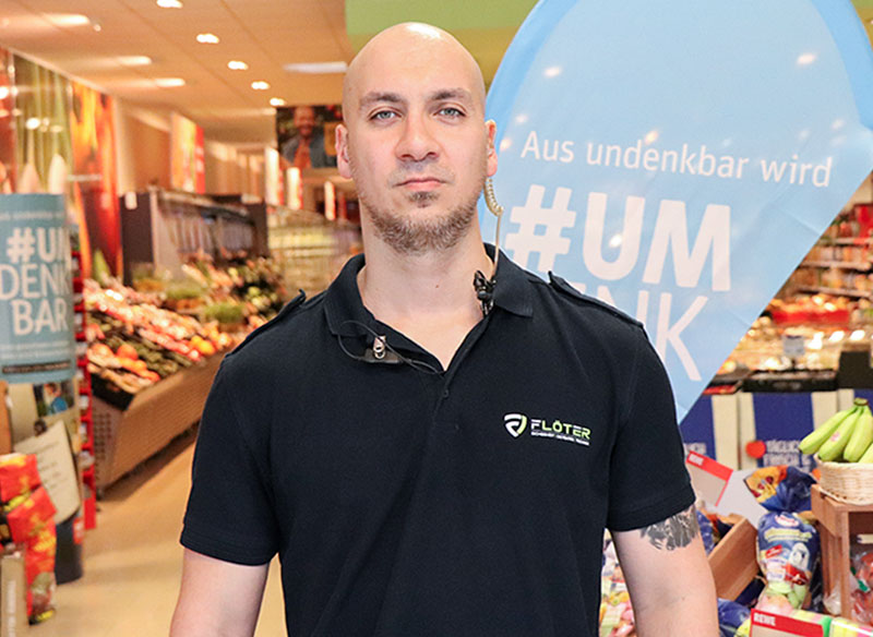 Doorman steht im Supermarkt