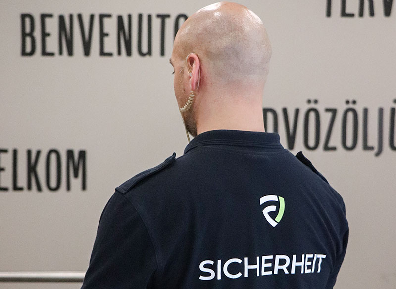 Doorman überwacht diskret Eingang